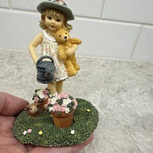 Vintage Avon Childhood Memories Collection figurine “Flower Child” Edition 1194